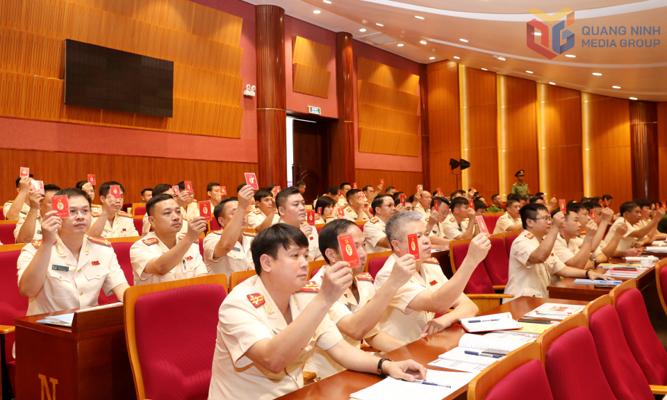Các đại biểu biểu quyết thông qua nghị quyết Đại hội.