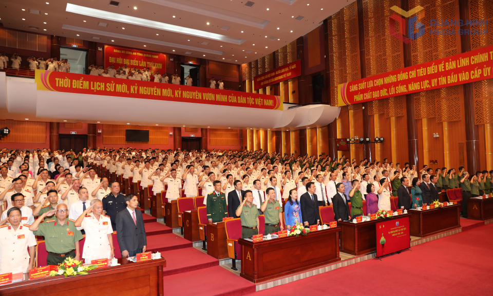 Các đại biểu thực hiện nghi thức chào cờ.