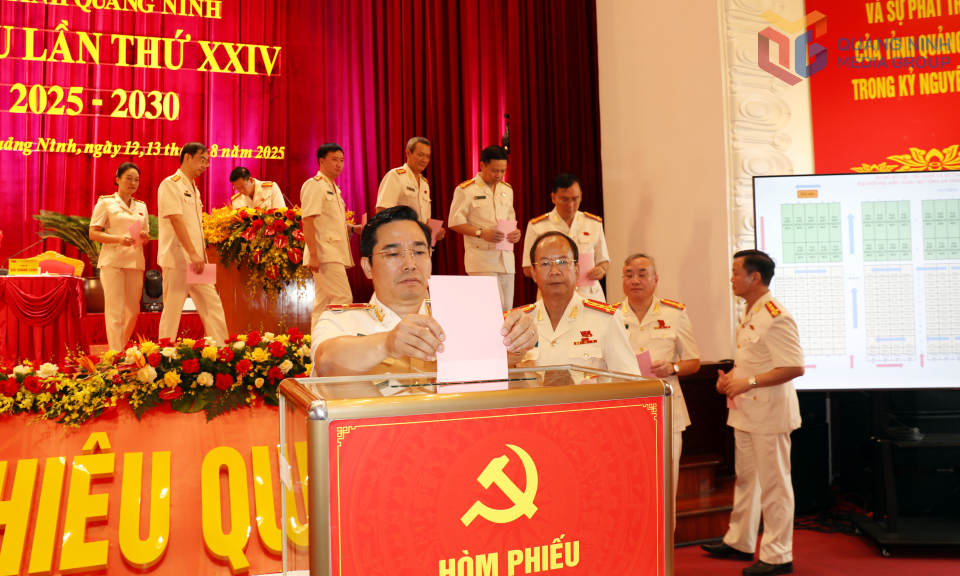 Đoàn chủ tịch bỏ phiếu bầu Ban Chấp hành Đảng bộ Công an tỉnh lần thứ XXIV, nhiệm kỳ 2025-2030.