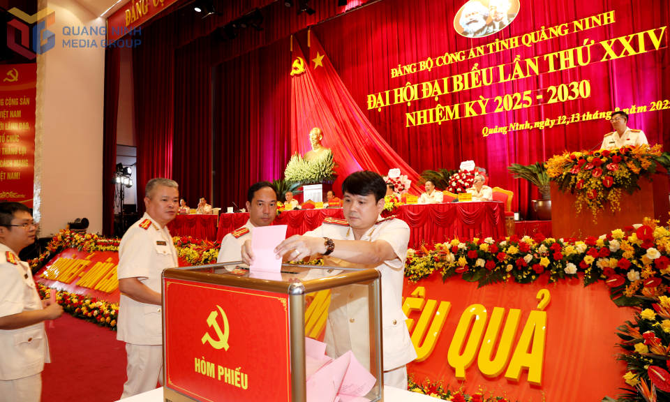 Các đại biểu bỏ phiếu bầu Ban Chấp hành Đảng bộ Công an tỉnh lần thứ XXIV, nhiệm kỳ 2025-2030.