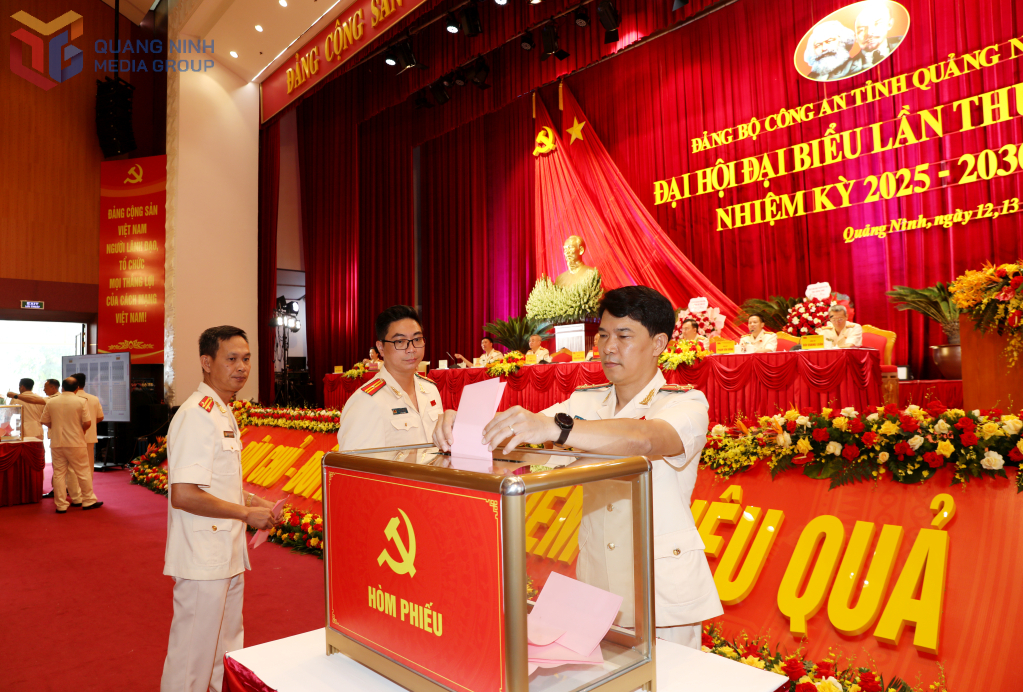 Đại biểu bỏ phiếu bầu Ban Chấp hành Đảng bộ Công an tỉnh lần thứ XXIV, nhiệm kỳ 2025-2030.