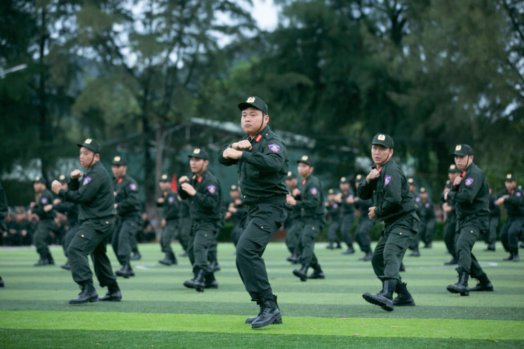 Một buổi huấn luyện tại Trung đoàn Cảnh sát cơ động dự bị chiến đấu. Ảnh: Quốc Xã.