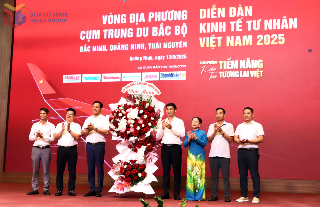 Đồng chí Nguyễn Văn Công, Phó Chủ tịch UBND tỉnh tặng hoa chúc mừng.