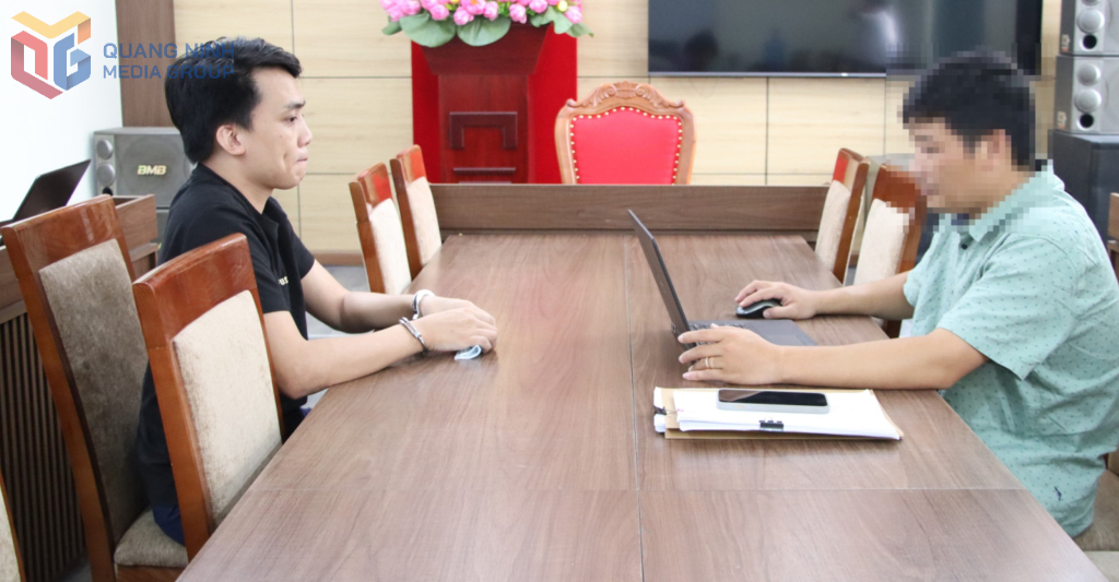Nguyễn Phi Cơ (áo đen) - đối tượng cầm đầu đường dây mua bán ma tuý cần sa xuyên quốc gia trên không gian mạng tại cơ quan Công an.