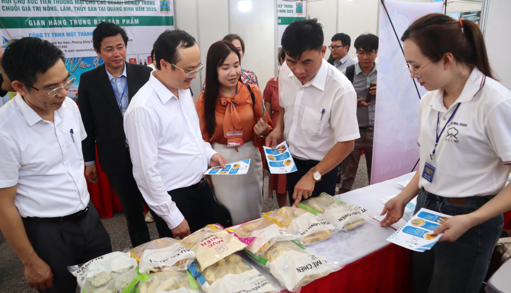 Công ty TNHH MTV F- One GLOBAL FOODS bày bán sản phẩm nông sản chế biến tại Hội chợ xúc tiến nông sản Quảng Ninh trung tần tháng 7 vừa qua. 
