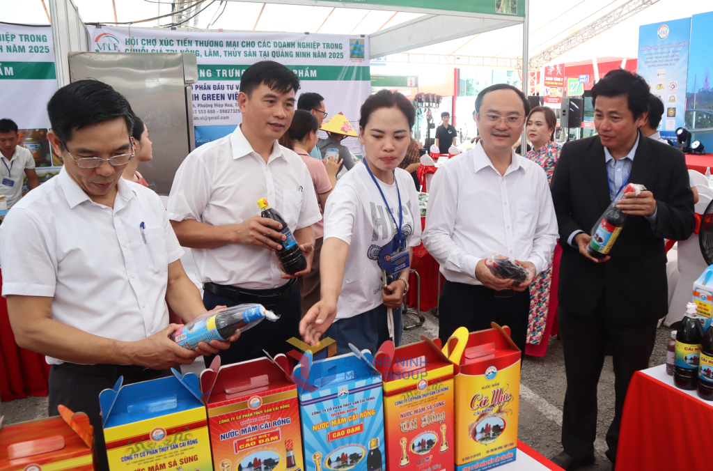 Gian hàng sản phẩm mắm của Công ty CP Thuỷ sản Cái Rồng tham gia Hội chợ xúc tiến thương mại nông sản Quảng Ninh trung tuần tháng 7 vừa qua.