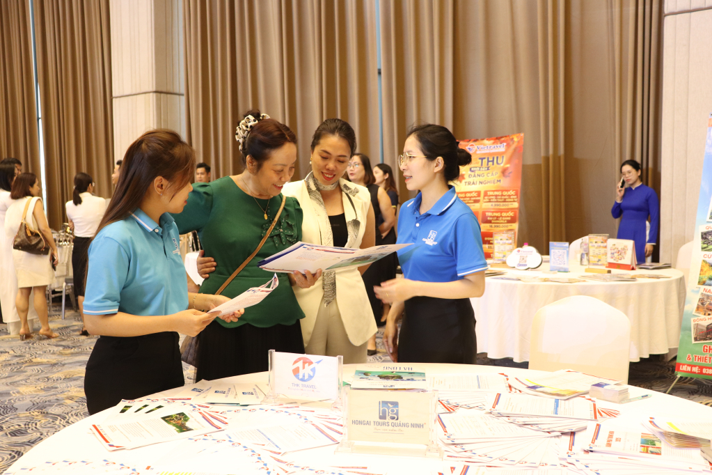 Các đại biểu tham quan gian hàng tại chương trình.