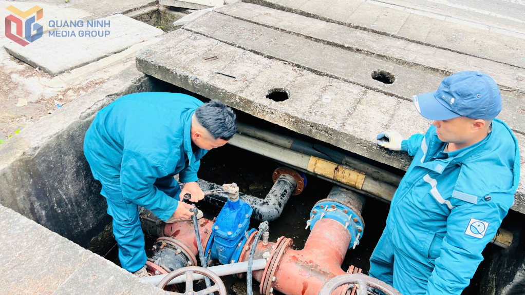 Công nhân Công ty CP nước sạch Quảng Ninh kiểm tra hệ thống cấp nước.