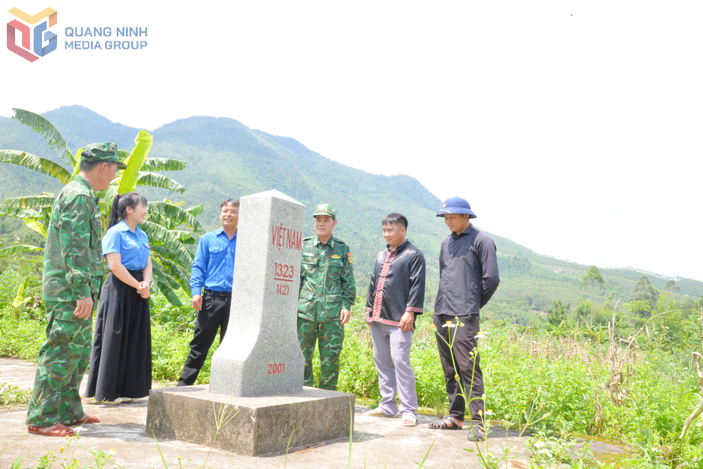 Cán bộ Đồn BPCK Hoành Mô cũng lãnh đạo thôn Phai Làu, Đoàn Thanh niên xã Hoành Mô kiểm tra cột mốc biên giới.