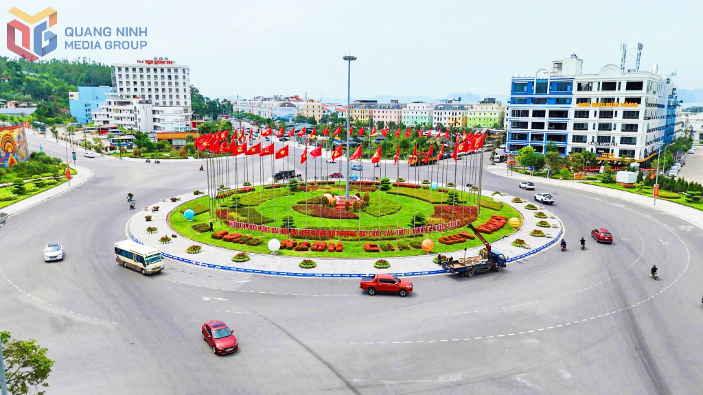 Tuyến đường trung tâm phường Bãi Cháy rực rỡ cờ hoa chào mừng đại hội Đảng các cấp nhiệm kỳ 2025-2030. Ảnh: Nguyễn Thanh