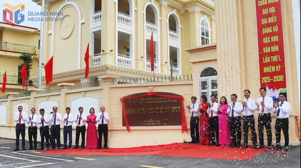Đặc khu Vân Đồn tổ chức gắn biển Công trình Trường THCS Cái Rồng chào mừng Đại hội đại biểu Đảng bộ đặc khu Vân Đồn lần thứ I, nhiệm kỳ 2025-2030. Ảnh: Mai Duyên (CTV)