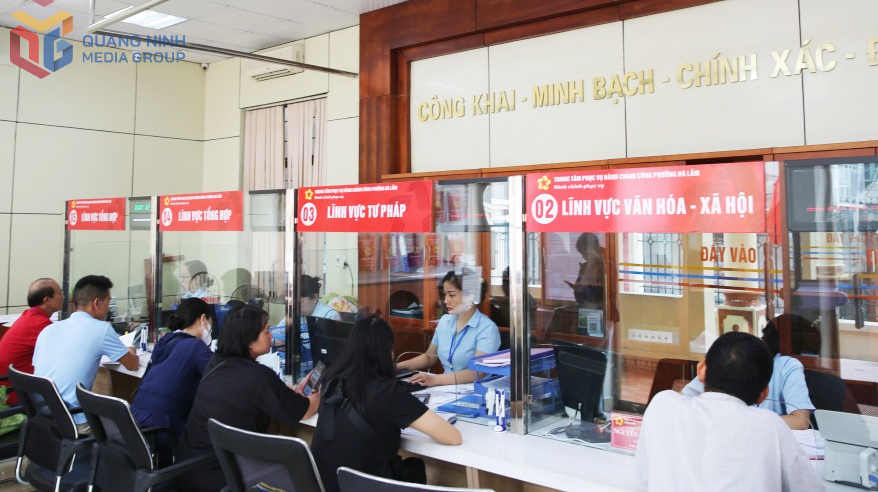 Cán bộ Trung tâm Phục vụ hành chính công phường Hà Lầm giải quyết TTHC cho người dân.