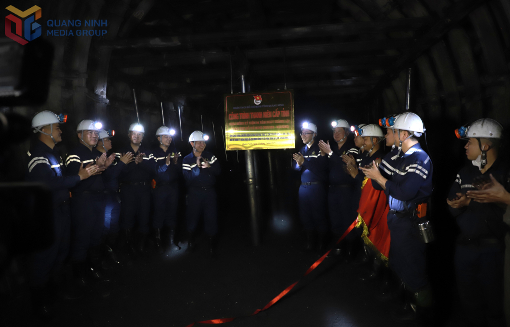 Đoàn Than Quảng Ninh tổ chức lễ gắn biển Công trình thanh niên cấp tỉnh  “Chuyển diện và đưa vào khai thác lò chợ cơ giới hóa 7-7 Khu 1 vỉa 7” chào mừng đại hội Đảng các cấp nhiệm kỳ 2025-20230. Ảnh: Mai Linh