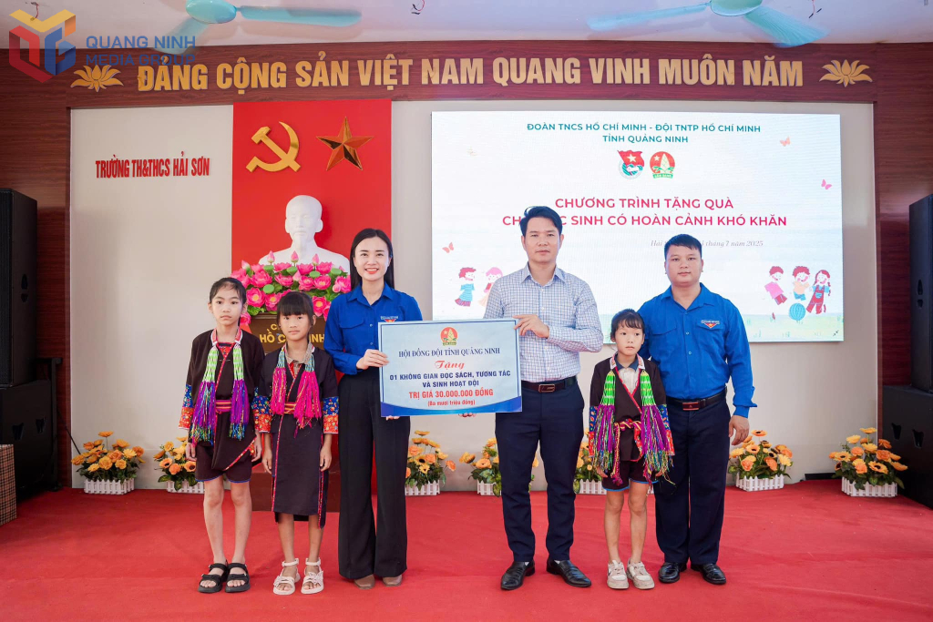 Hội đồng Đội tỉnh trao tặng công trình “Không gian đọc sách, tương tác và sinh hoạt Đội” cho Trường TH&THCS Hải Sơn (xã Hải Sơn).