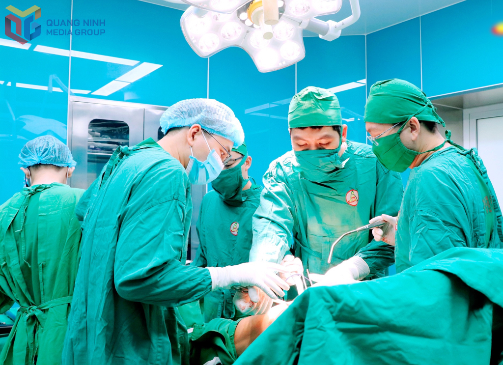 Kíp bác sĩ CKII Hà Duy Nam (thứ 2 từ phải sang) cùng các bác sĩ khoa ngoại, Gây mê hồi sức và các kỹ thuật viên thực hiện ca phẫu thuật cho bệnh nhân chấn thương sọ não.