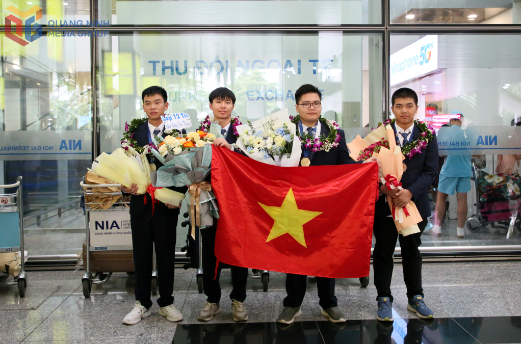 Em Ninh Quang Thắng (thứ 2, trái sang) cùng 3 đồng đội của Đội tuyển quốc gia Việt Nam trở về từ Bolivia trong Kỳ thi Olympic Tin học quốc tế năm 2025, mang vinh quang về cho quê hương. Ảnh: Minh Hà
