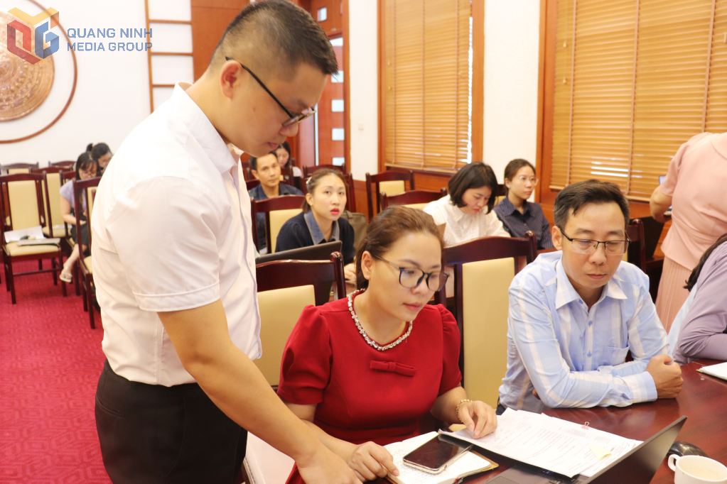 Chuyên viên Sở Tài chính hỗ trợ cán bộ, công chức thao tác trên hệ thống.