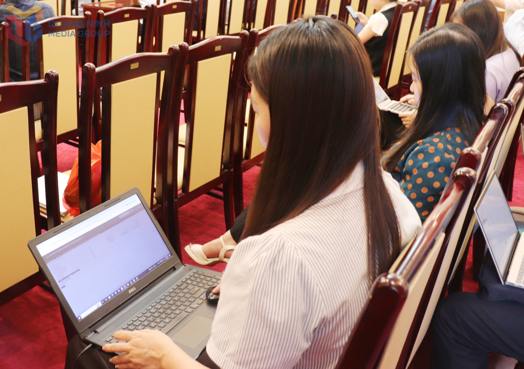 Cán bộ, công chức thao tác trên hệ thống.