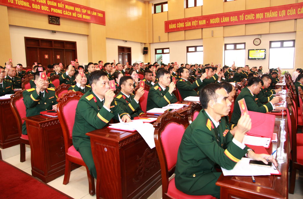 Các đại biểu biểu quyết thông qua Nghị quyết Đại hội.