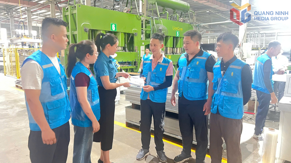 Công đoàn Công ty TNHH Công nghiệp Lion Core Việt Nam trao hỗ trợ cho anh Đoàn Thế Dương.