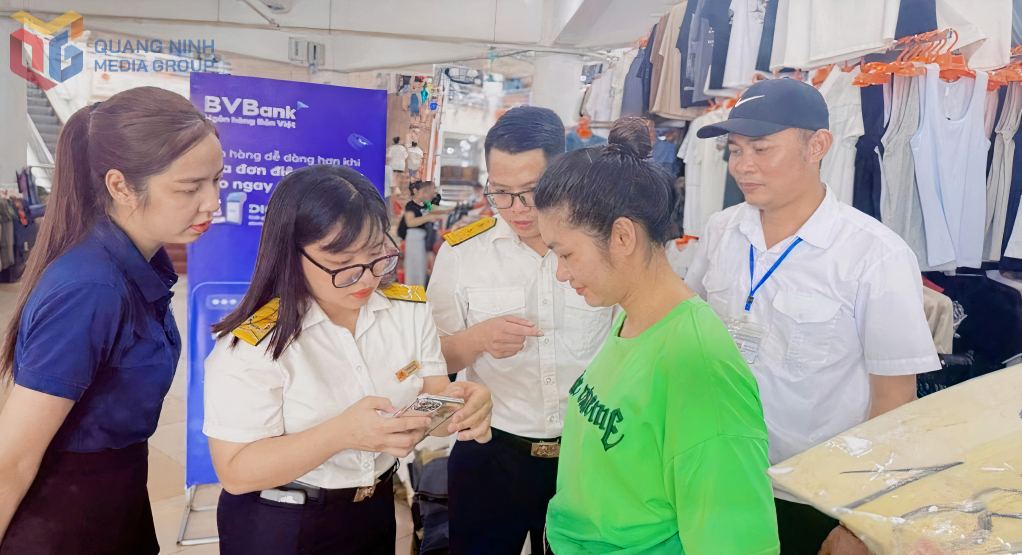 Thuế cơ sở 2 tỉnh Quảng Ninh phối hợp tuyên truyền, hướng dẫn người nộp thuế cài đặt và sử dụng ứng dụng ETax Mobile tại phường Móng Cái 1.
