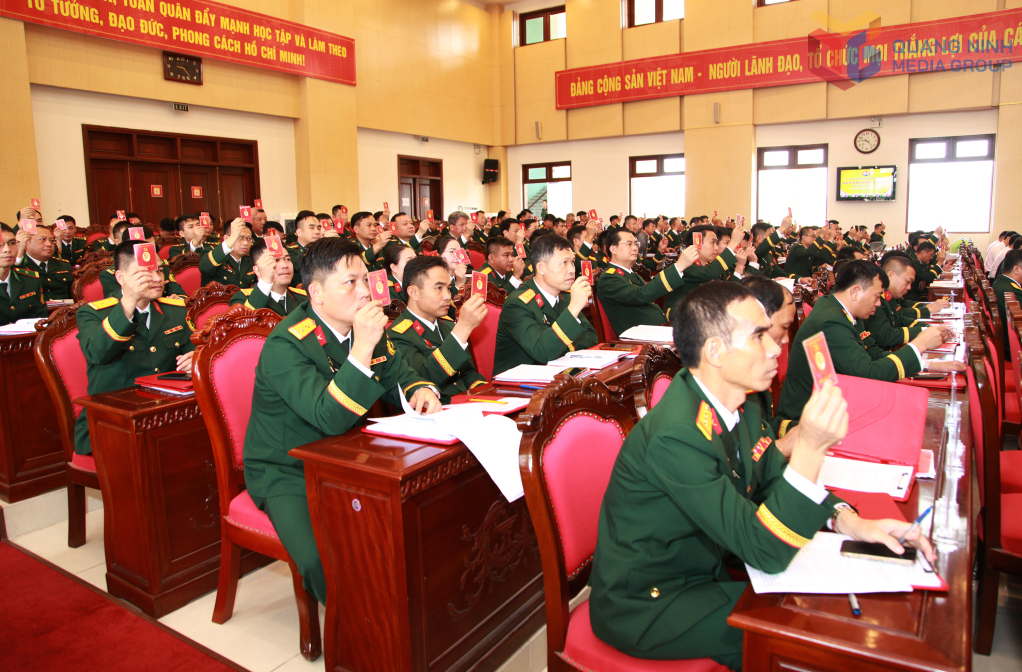 Các đại biểu biểu quyết thông qua Nghị quyết Đại hội.