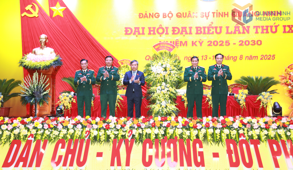 Bộ Tư lệnh Quân khu 3 tặng hoa chúc mừng Đại hội.
