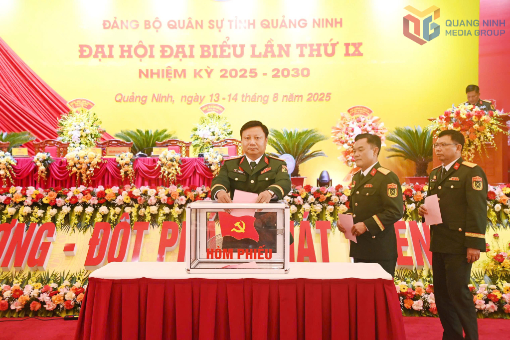 Các đại biểu bỏ phiếu bầu Ban Chấp hành Đảng bộ Quân sự tỉnh lần thứ IX, nhiệm kỳ 2025-2030.