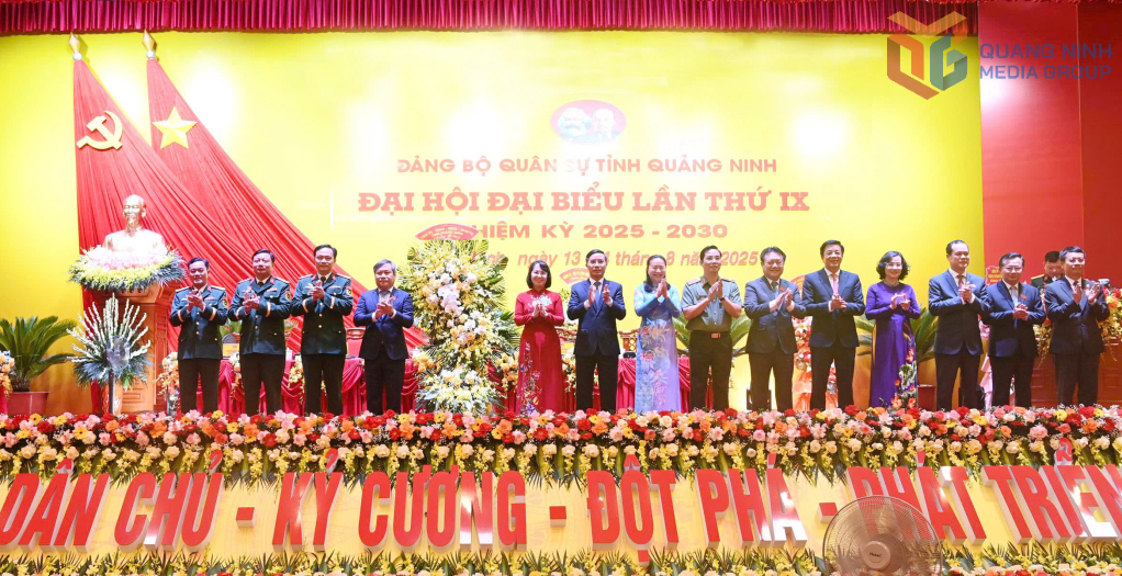 Tỉnh ủy, HĐND, UBND, Ủy ban MTTQ tỉnh tặng hoa chúc mừng Đại hội.