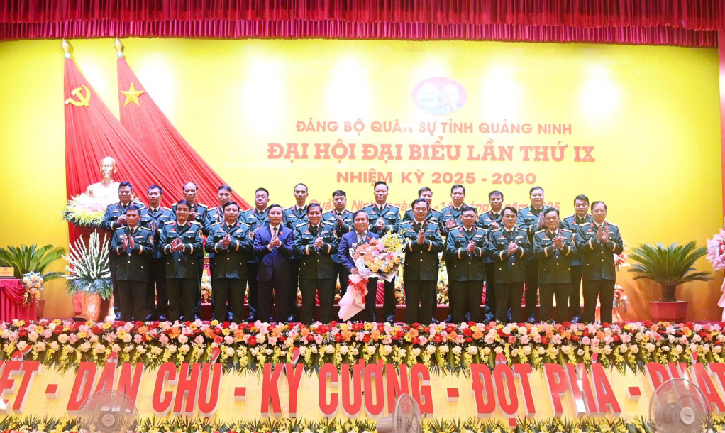 Đảng ủy Quân khu 3 tặng hoa chúc mừng Ban Chấp hành Đảng bộ Quân sự tỉnh nhiệm kỳ 2025-2030.