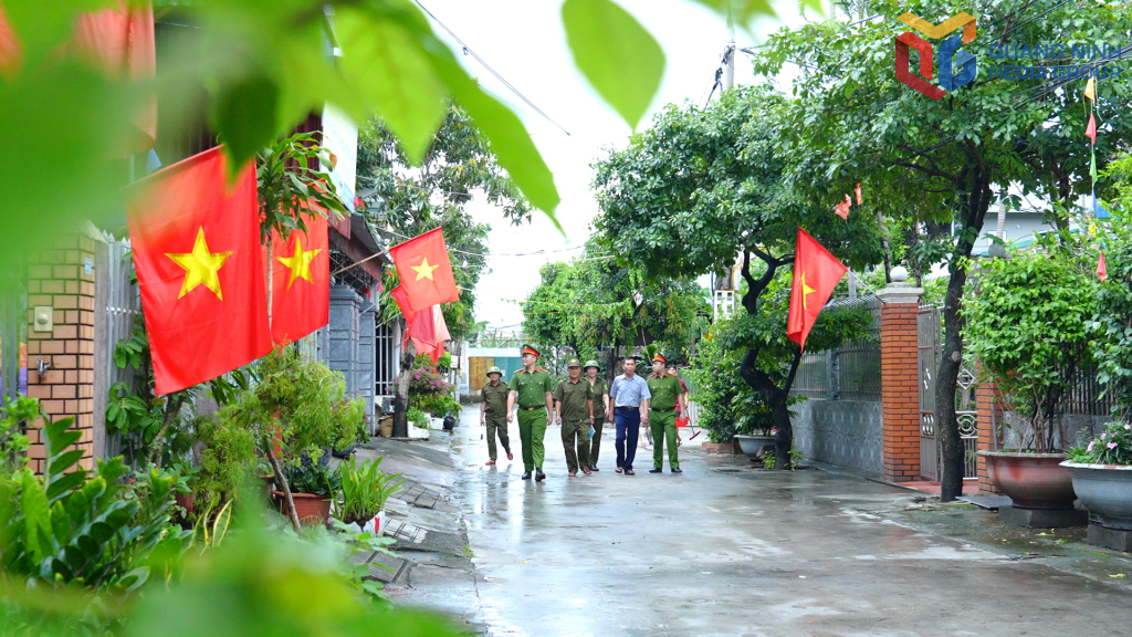 Người dân tình nguyện tham gia lực lượng ANTT cơ sở, phối hợp cùng lực lượng công an trong đảm bảo an toàn địa bàn.