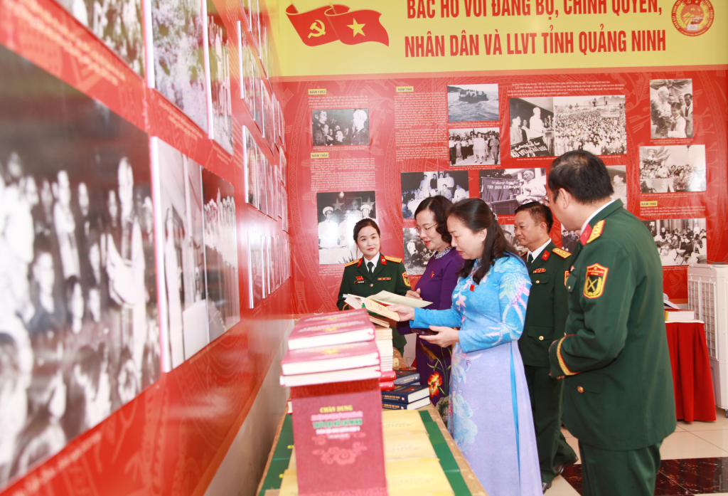 Các đại biểu tham quan triển lãm