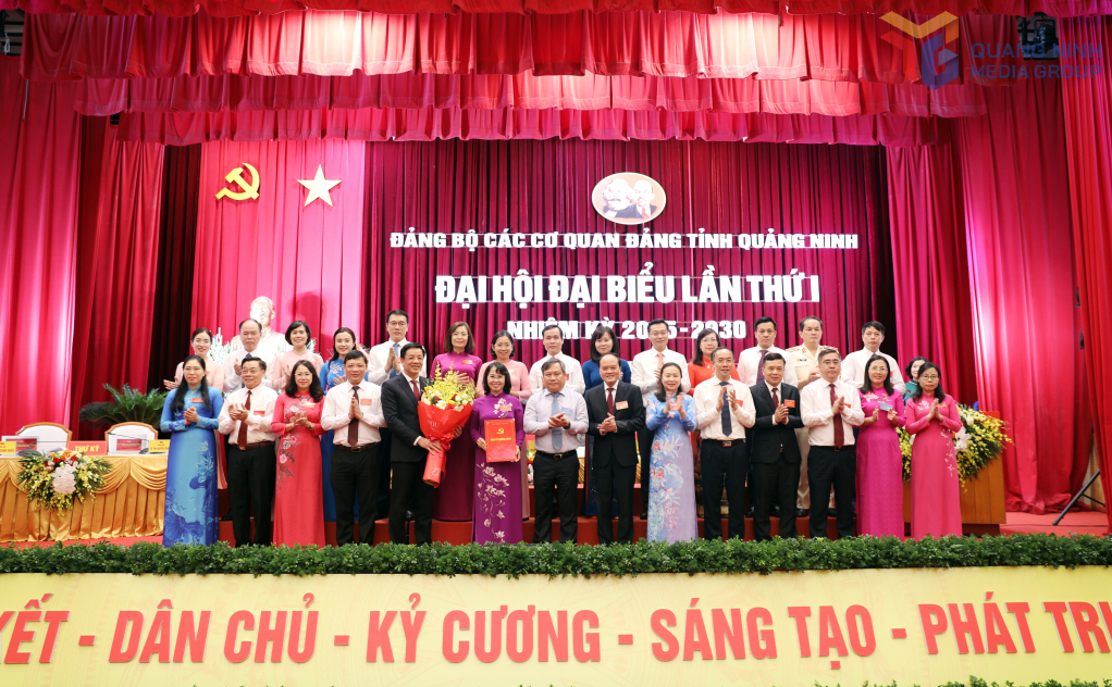 Đồng chí Vũ Đại Thắng, Ủy viên Trung ương Đảng, Bí thư Tỉnh ủy, Trưởng Đoàn ĐBQH tỉnh trao quyết định và tặng hoa BCH Đảng bộ các cơ quan Đảng tỉnh nhiệm kỳ 2025-2030