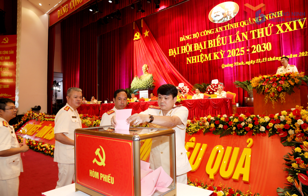 Đại biểu dự Đại hội Đảng bộ Công an tỉnh bỏ phiếu bầu Ban Chấp hành Đảng bộ Công an tỉnh nhiệm kỳ 2025-2030.