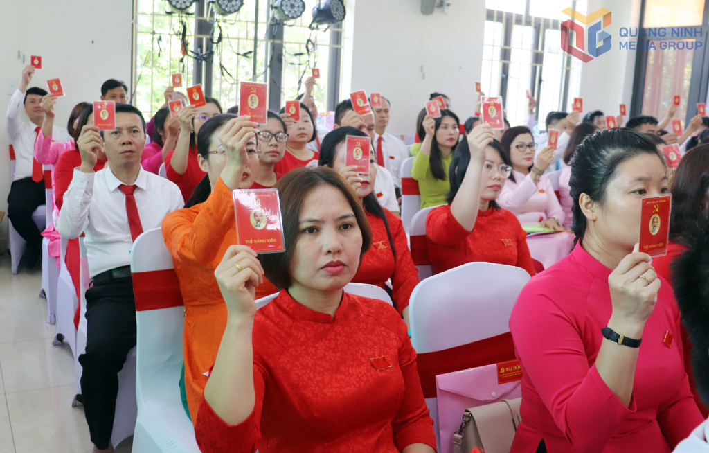 Các đại biểu dự Đại hội Đại biểu Đảng bộ phường Liên Hòa lần thứ I biểu quyết thông qua nghị quyết Đại hội.