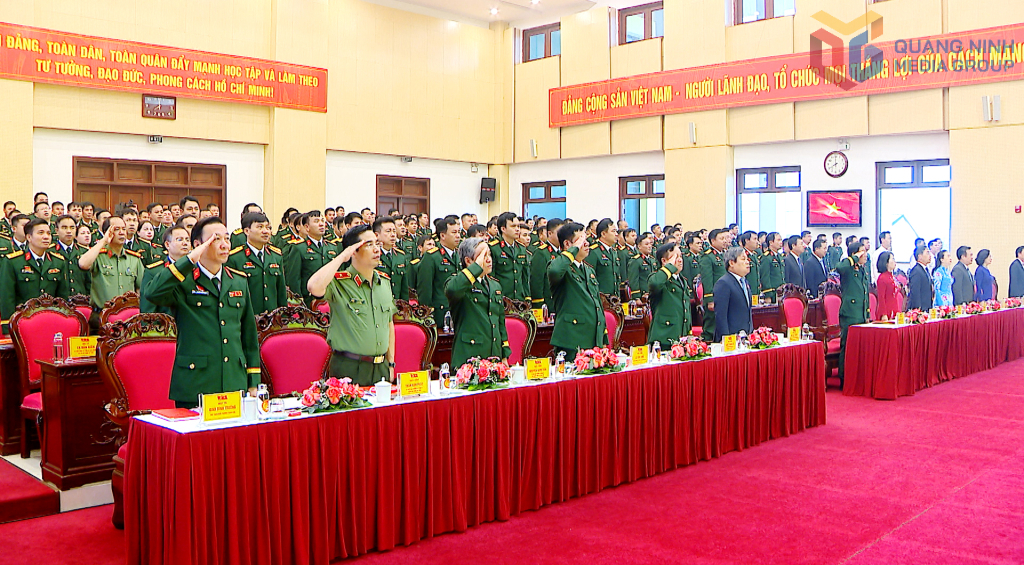 Các đại biểu thực hiện nghi thức chào cờ.