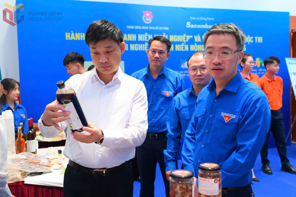 Đồng chí Phó Chủ tịch UBND tỉnh Nguyễn Văn Công tham quan các gian hàng triển lãm Dự án Khởi nghiệp thanh niên nông thôn.