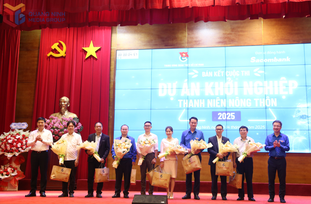 ld tỉnh qn tặng hoa