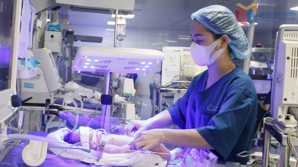 Trẻ sinh non được chăm sóc tại Bệnh viện Sản nhi Quảng Ninh.