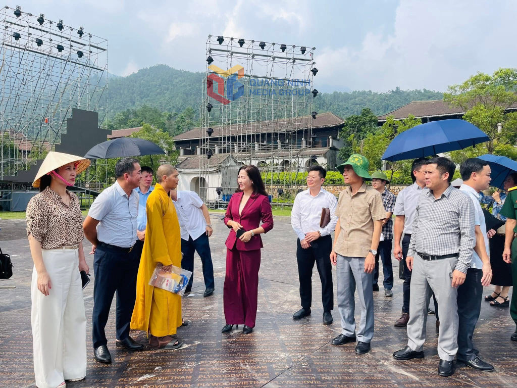 Đồng chí Nguyễn Thị Hạnh, Phó Chủ tịch UBND tỉnh Quảng Ninh, cùng đoàn công tác của các sở, ban, ngành đã trực tiếp kiểm tra công tác chuẩn bị Lễ công bố Di sản Văn hóa Thế giới Quần thể Yên Tử - Vĩnh Nghiêm - Côn Sơn, Kiếp Bạc tại Yên Tử.