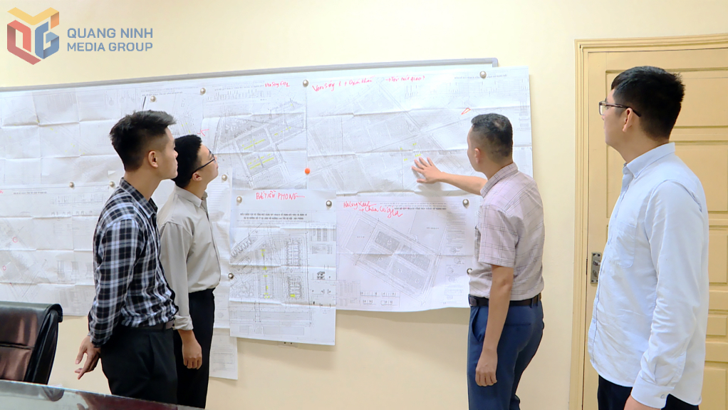Phòng điều hành dự án 4 trao đổi thông tin bảng tiến độ GPMB các dự án với các tổ hỗ trợ