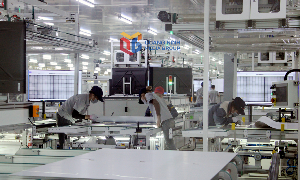 Sản xuất tấm quang năng tại Nhà máy Jinko Solar 2, KCN Sông Khoai. Ảnh: Mạnh Trường