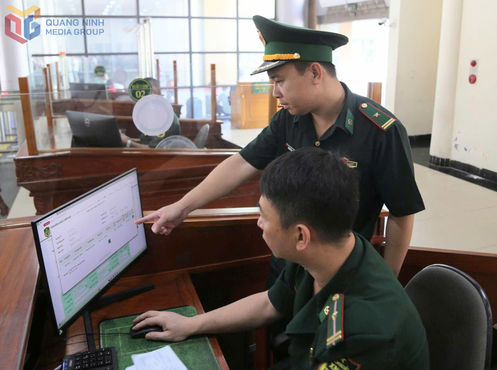 Thiếu tá Nguyễn Văn Thành kiểm tra hoạt động làm thủ tục xuất cảnh tại CKQT Móng Cái