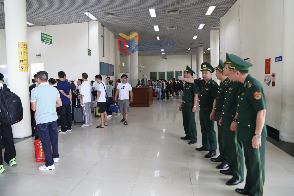 Thiếu tá Nguyễn Văn Thành cùng các cán bộ của Trạm kiểm tra tình hình an ninh trật tự trong hoạt động XNC tại CKQT Móng Cái