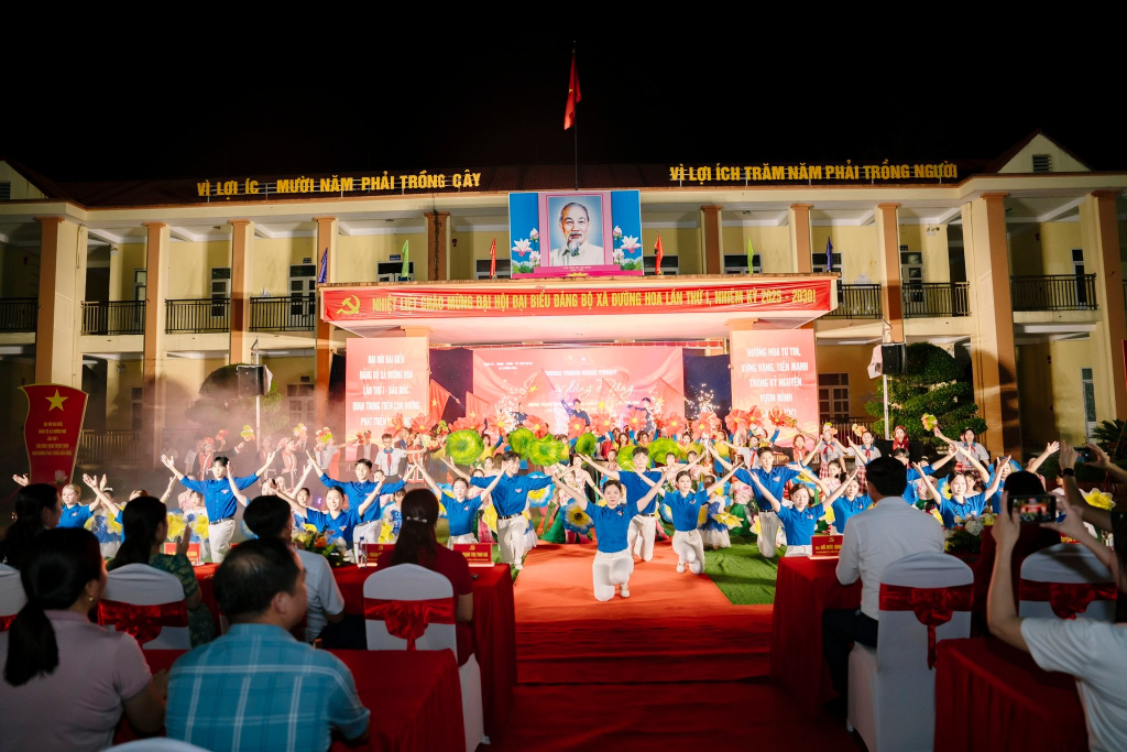 Biểu diễn văn nghệ chào mừng thành công Đại hội đại biểu Đảng bộ xã Đường Hoa, ngày 3/8/2025.