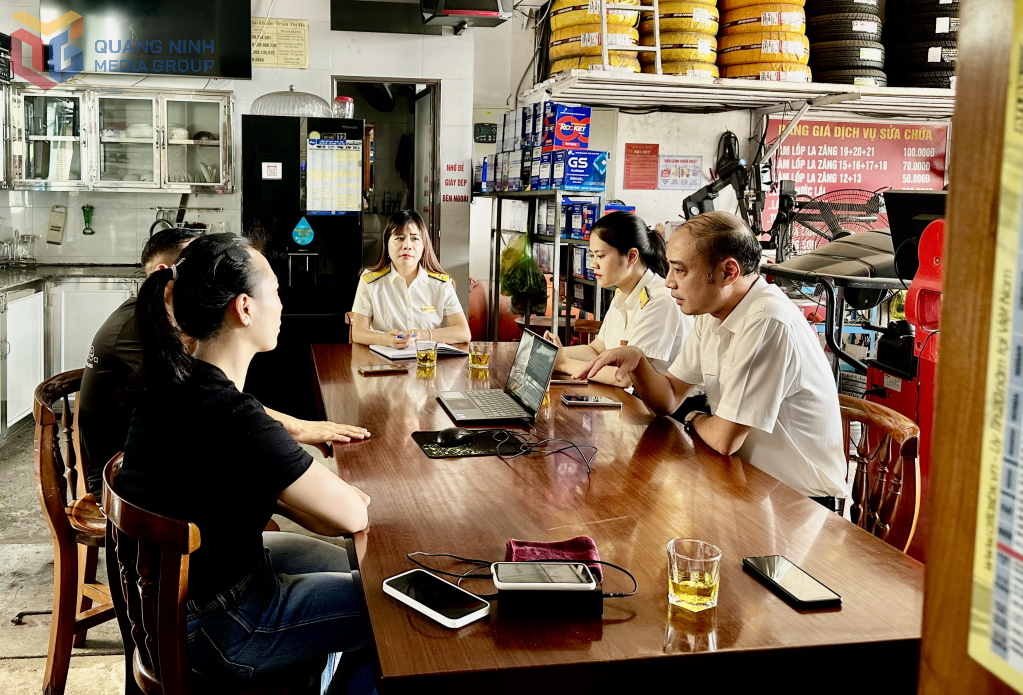 Cán bộ cơ quan Thuế giải đáp một số vướng mắc cho doanh nghiệp trong quá trình triển khai hóa đơn điện tử khởi tạo từ máy tính tiền. 