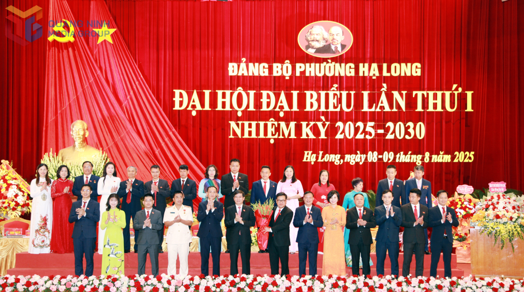 Đồng chí Vũ Quyết Tiến, Phó Bí thư Tỉnh ủy tặng hoa chúc mừng Ban Chấp hành Đảng bộ phường Hạ Long nhiệm kỳ 2025-2030.