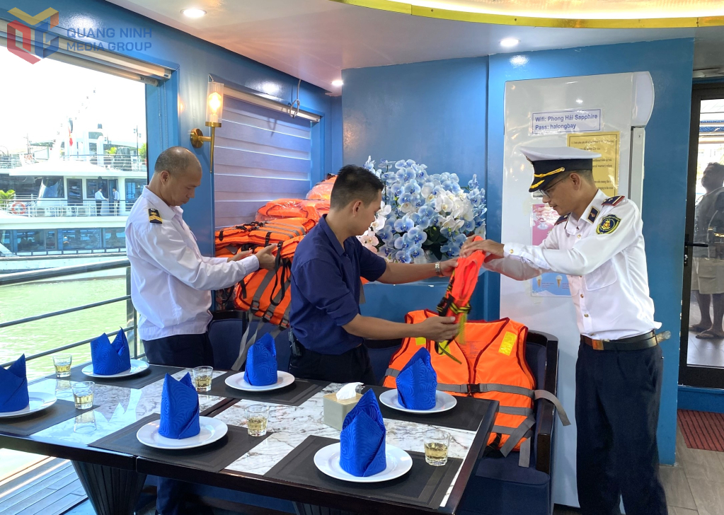 Cảng vụ đường thủy nội địa tại Cảng tàu khách quốc tế Tuần Châu kiểm tra các trang thiết bị an toàn trên tàu tham quan du lịch vịnh Hạ Long.