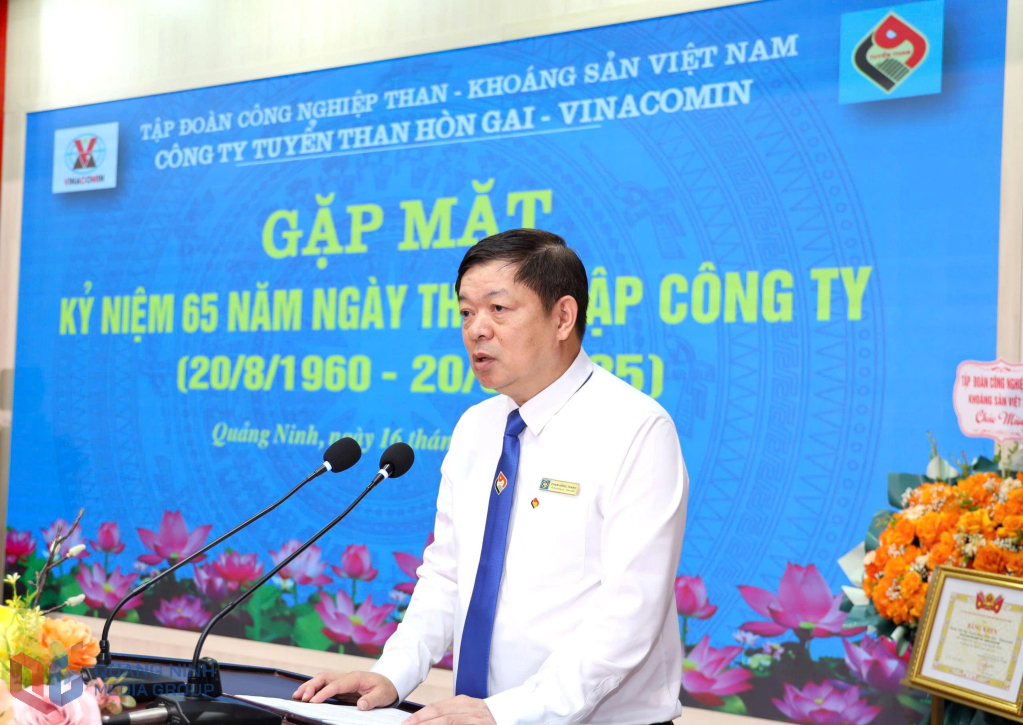 Bí thư Đảng ủy, Giám đốc Công ty Tuyển than Hòn Gai phát biểu ổn lại truyền thống 65 năm ngày thành lập Công ty. 