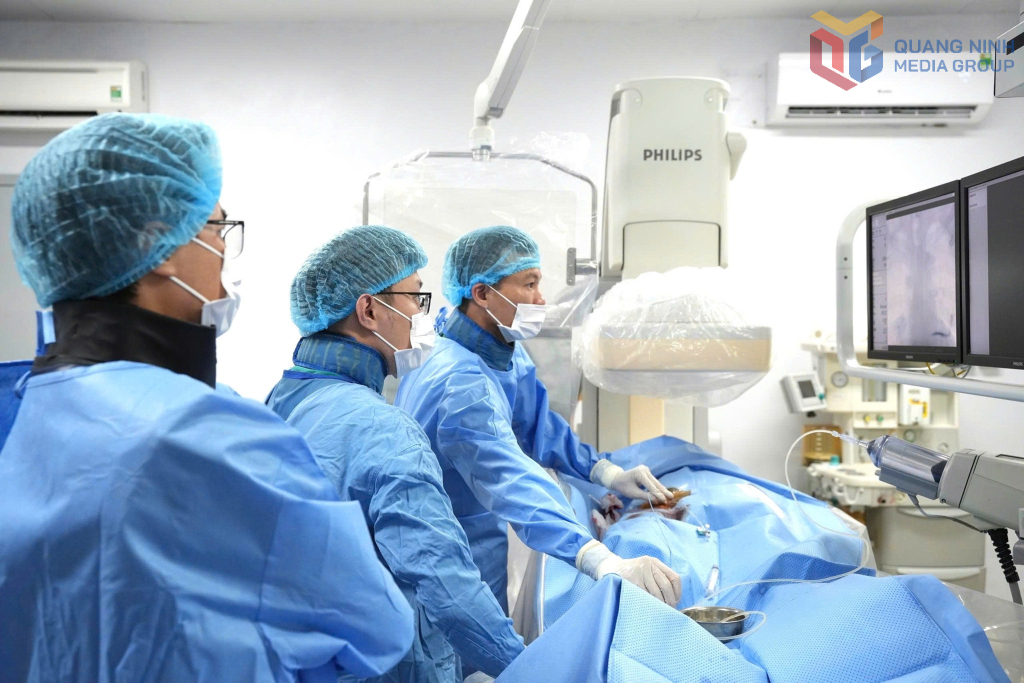 Bác sĩ Bệnh viện Bãi Chãy thực hiện kỹ thuật chụp và can thiệp mạch máu não bằng hệ thống chụp mạch số hóa xóa nền (DSA) cho bệnh nhân nhồi máu não.